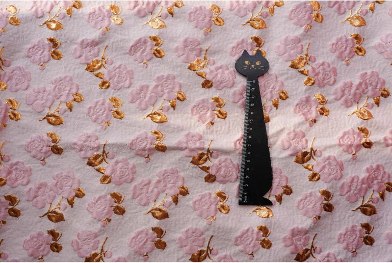 Tissu jacquard floral rose et or : tissu de créateur de 140 cm de large