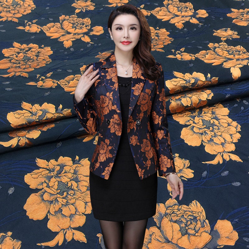 Tissu jacquard à motif floral : polyester à fil doré de 152 cm de large, vendu au mètre.
