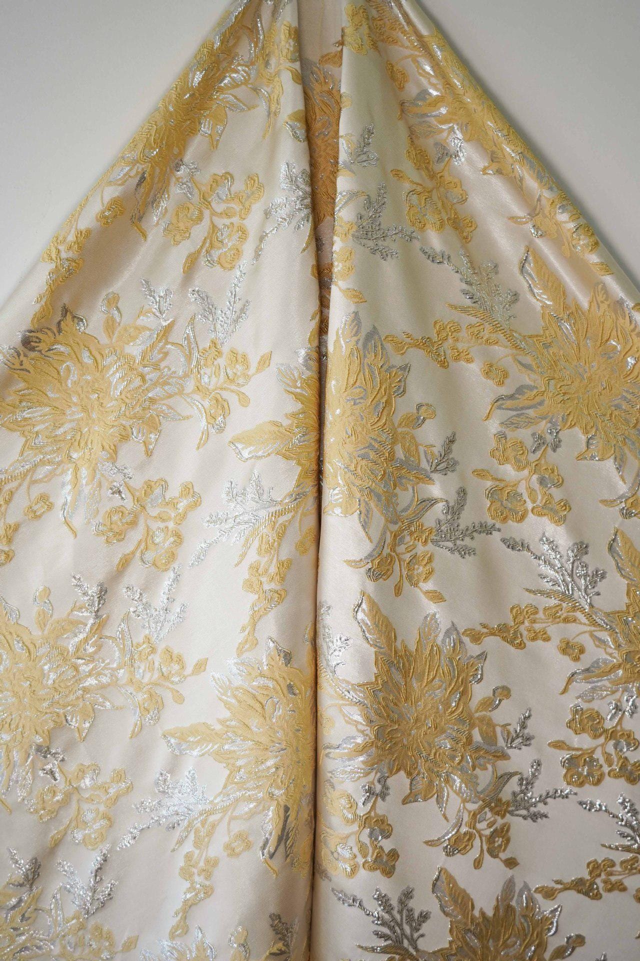 Tissu jacquard à motif floral : texture 3D à fil argenté, largeur 135 cm