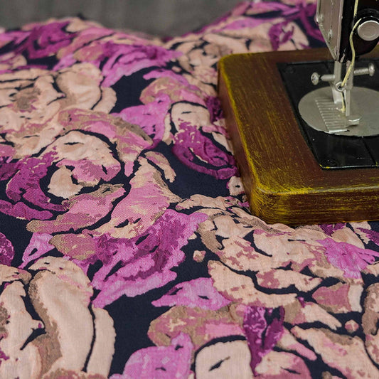 Tissu jacquard à motif rose en relief : brocart floral rose et violet (largeur : 60 pouces)