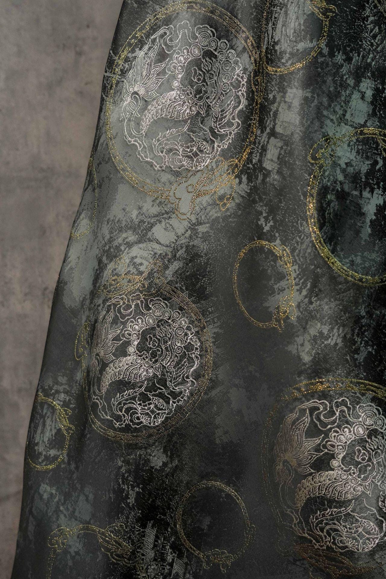 Tissu brocart Nishijin Ori : motif pavillon japonais, 152 cm de large, mélange de rayonne