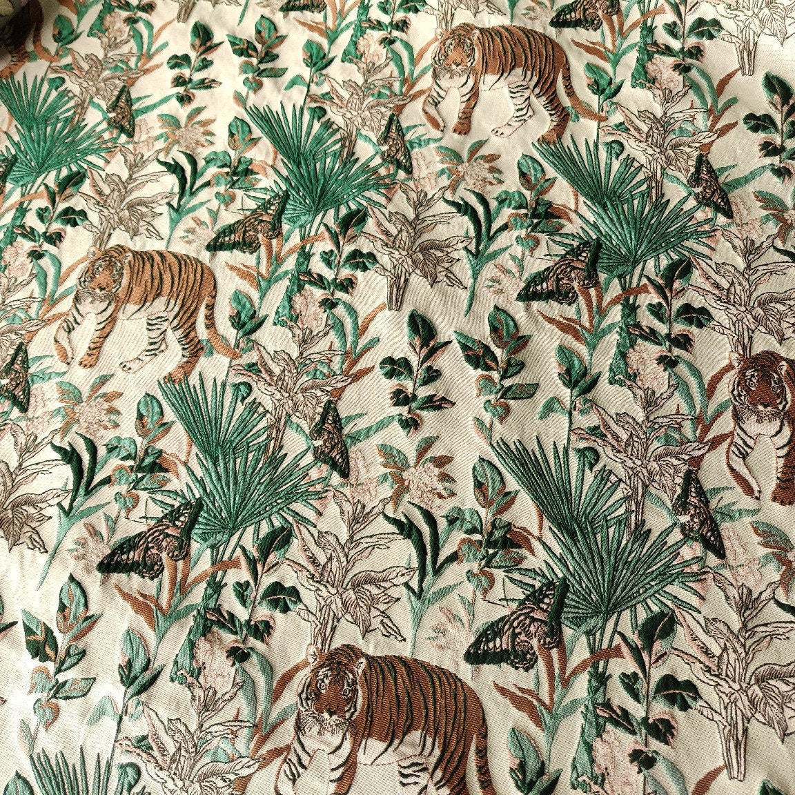 Tissu jacquard tigre : revêtement d’ameublement gaufré de fil doré, 160 cm de large