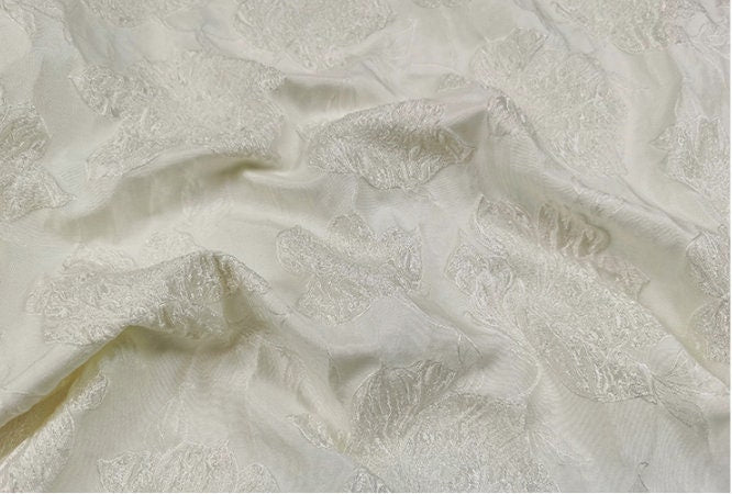 Tissu jacquard blanc à motifs floraux : matière texturée 3D pour robe de mariée, 152 cm de large