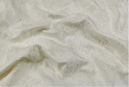 Tissu jacquard blanc à motifs floraux : matière texturée 3D pour robe de mariée, 152 cm de large