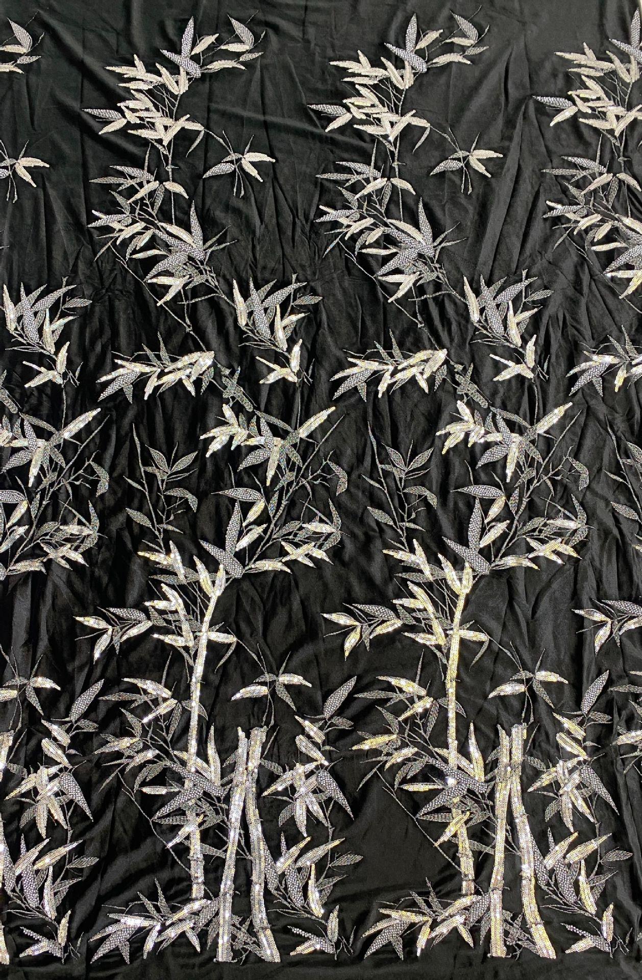 Tissu velours perlé : motif de pilier brodé de 43 pouces de large