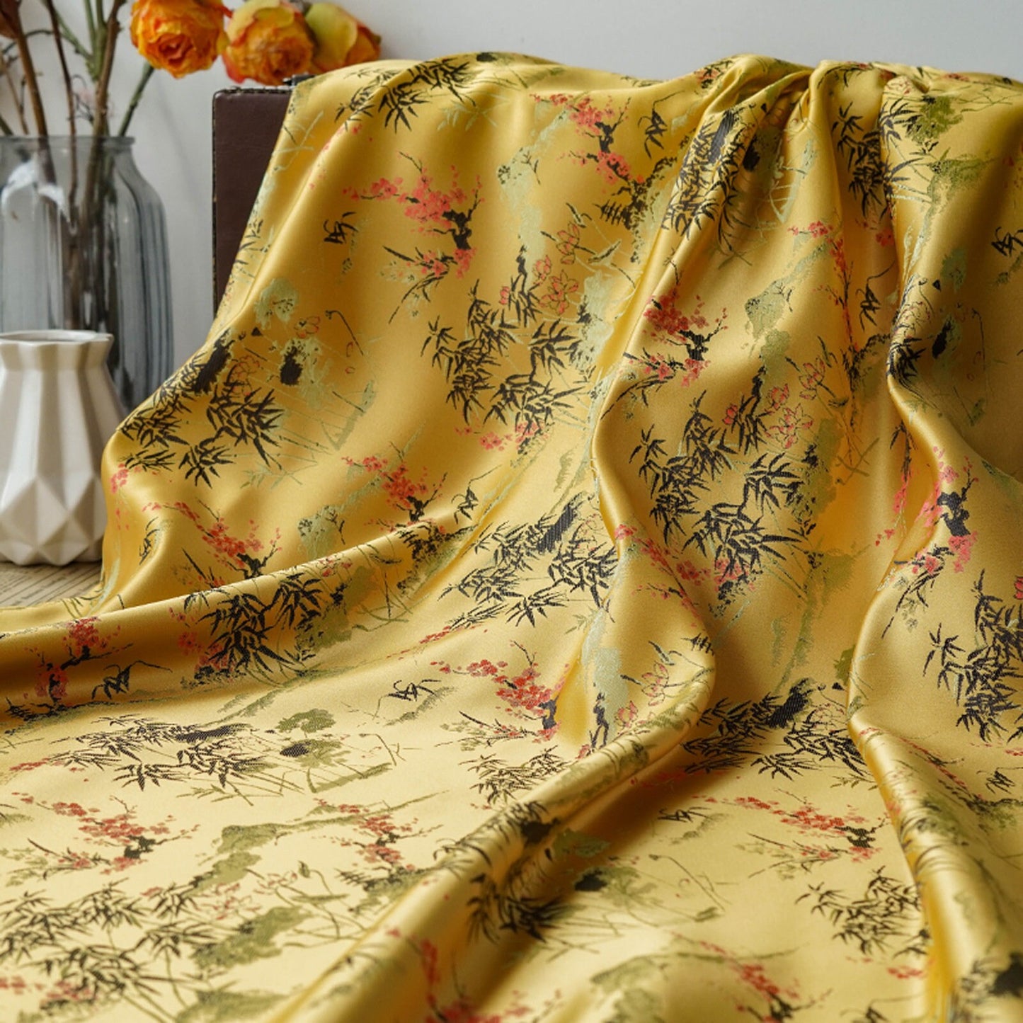 Tissu satiné brocart damassé doré : tapisserie florale, 152 cm de large