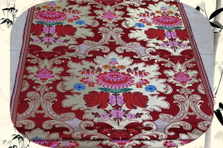 Tissu brocart de soie rouge : motif floral pivoine, 74 cm de large