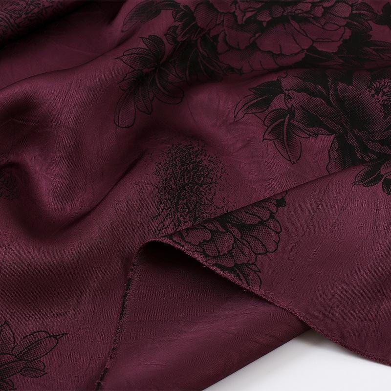 Tissu satiné à motif pivoine : rayonne imprimée de luxe foncée, 150 cm de large