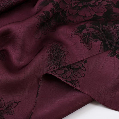Tissu satiné à motif pivoine : rayonne imprimée de luxe foncée, 150 cm de large