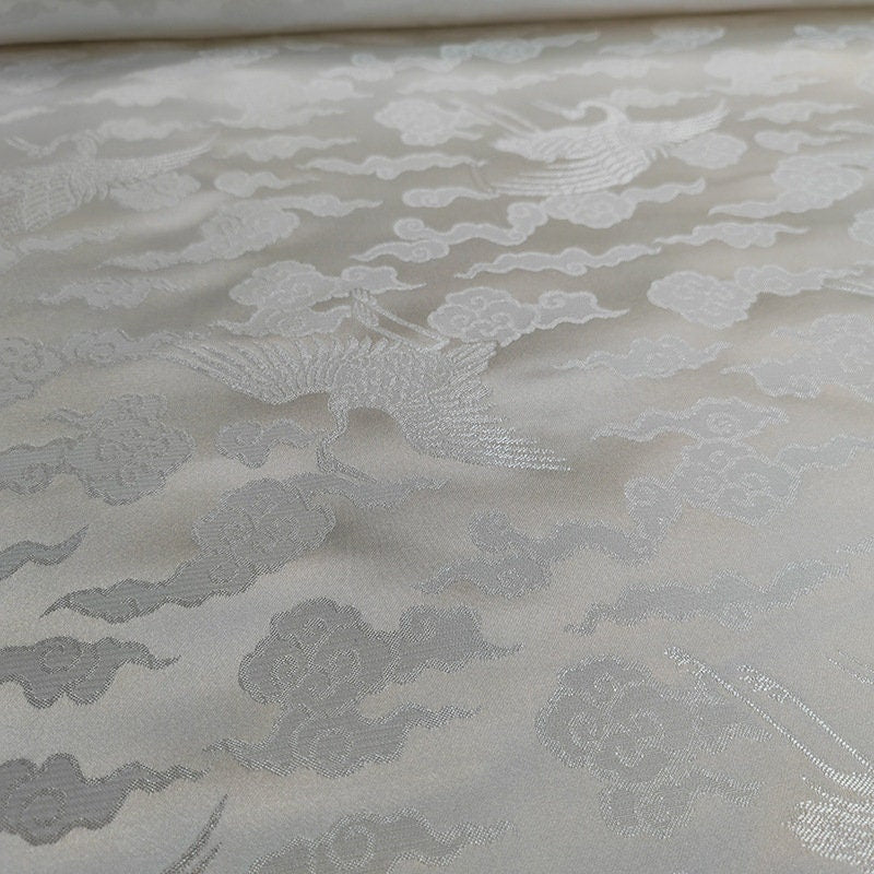 Tissu brocart floral métallisé blanc : rayonne de 114 cm de large, vendu au mètre