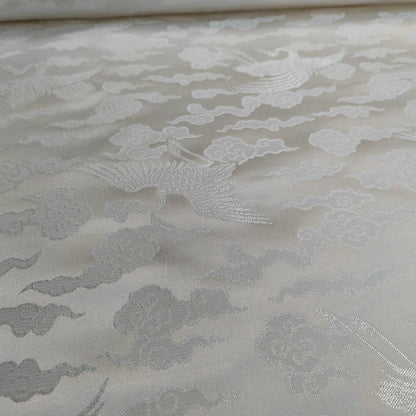 Tissu brocart floral métallisé blanc : rayonne de 114 cm de large, vendu au mètre