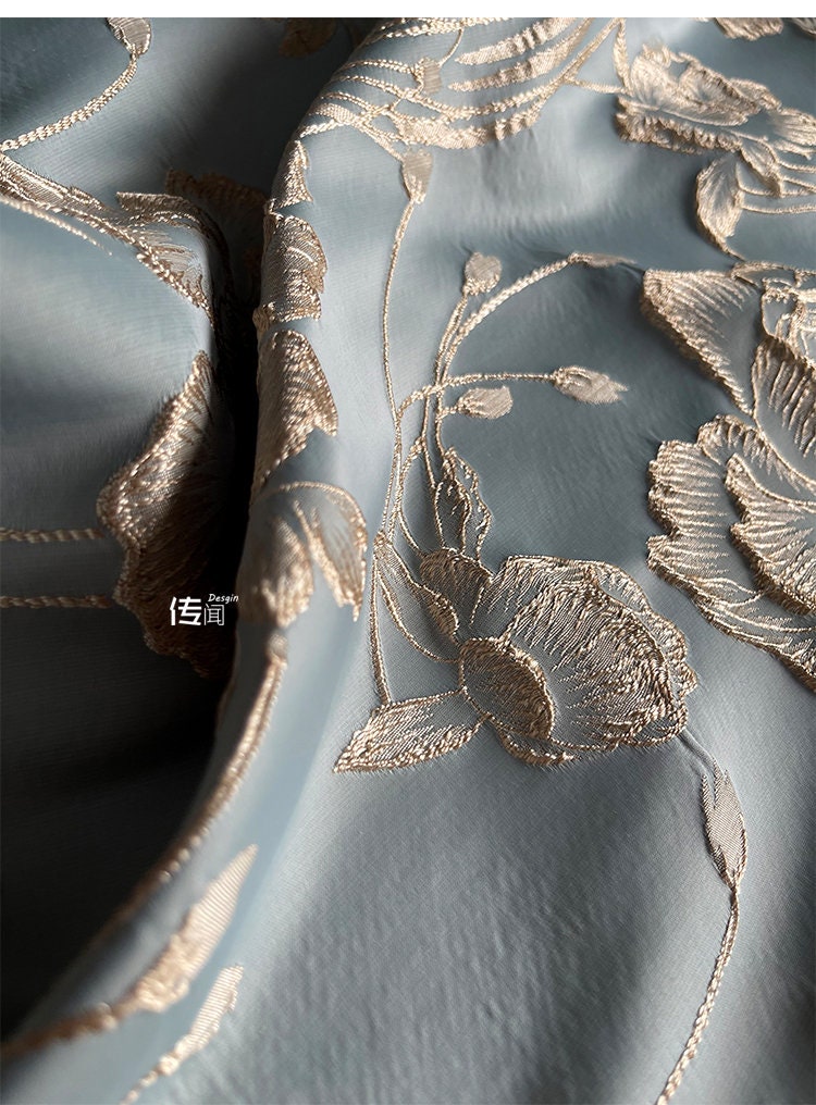 Tissu jacquard floral brodé or : 57 po de largeur, revêtement de créateur