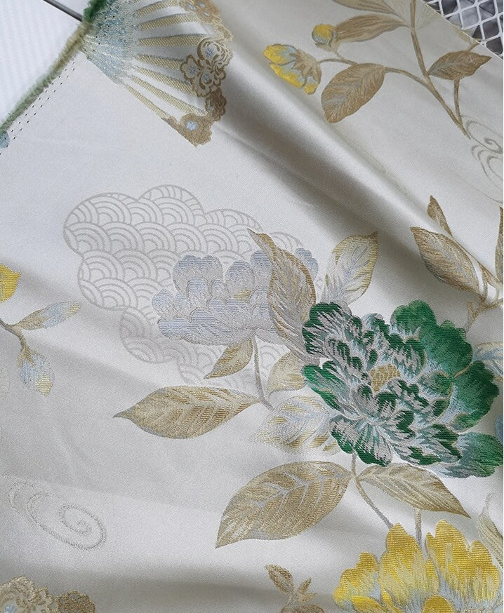 Tissu jacquard floral vintage : motif papillon et fleurs, 145 cm de large