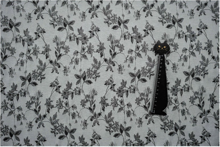 Tissu jacquard à motif floral : tissage gaufré noir et blanc, largeur 109 cm (43 po) - au mètre