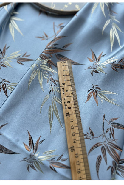 Tissu brocart de soie bleu ciel : feuilles et fleurs de bambou, accents métalliques dorés