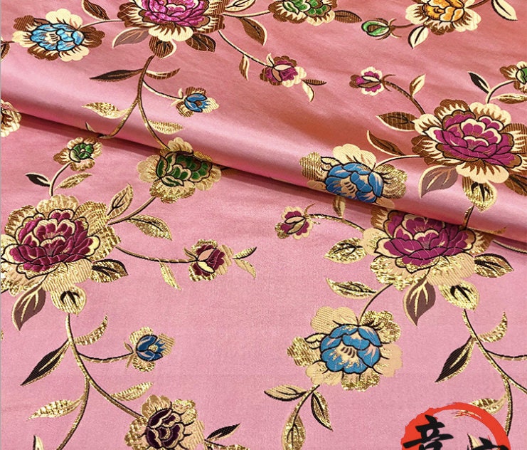 Tissu brocart rose : mélange soie-rayonne de 150 cm de large, tissu pour la confection de cheongsams et qipaos.