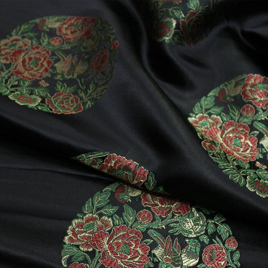 Tissu satiné brocart à motifs floraux noirs : style chinois (35,5 po de largeur)