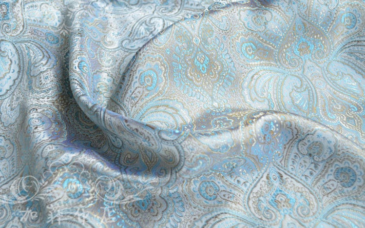 Tissu damassé en brocart de soie : matière tissée de bon augure