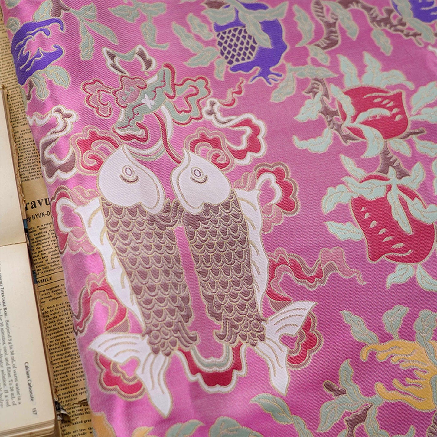 Tissu brocart rose chinois : motif double poisson Poissons, 150 cm de large