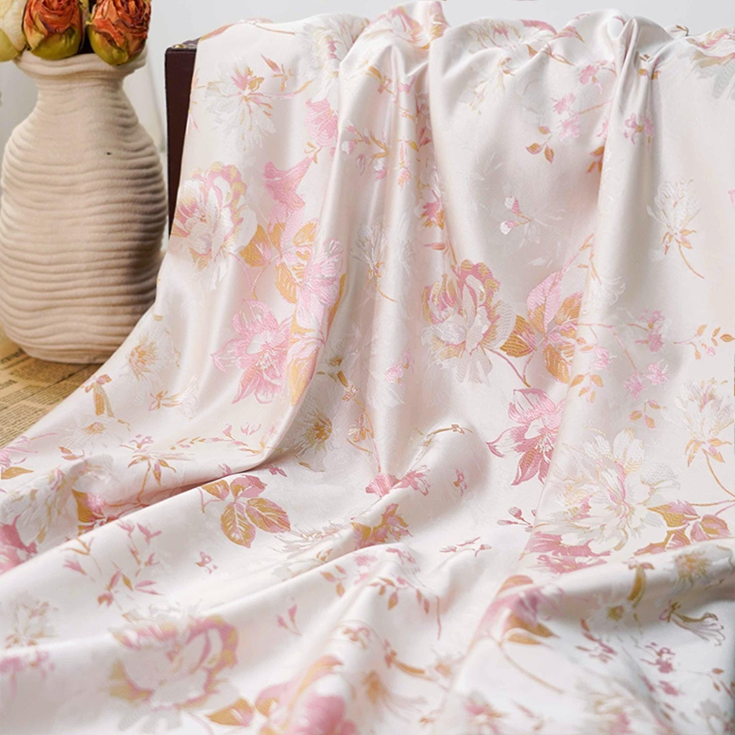 Tissu jacquard à motif floral et fil doré : texture 3D, largeur 160 cm, vendu au mètre