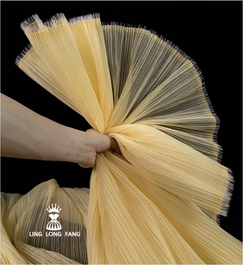 Tissu organza plissé mat : polyester texturé de 140 cm de large