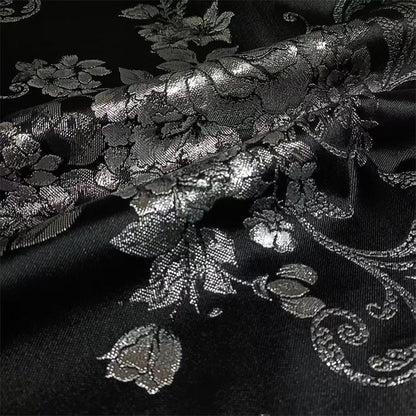 Tissu brocart jacquard noir : motif floral blanc nacré en relief, 150 cm de large