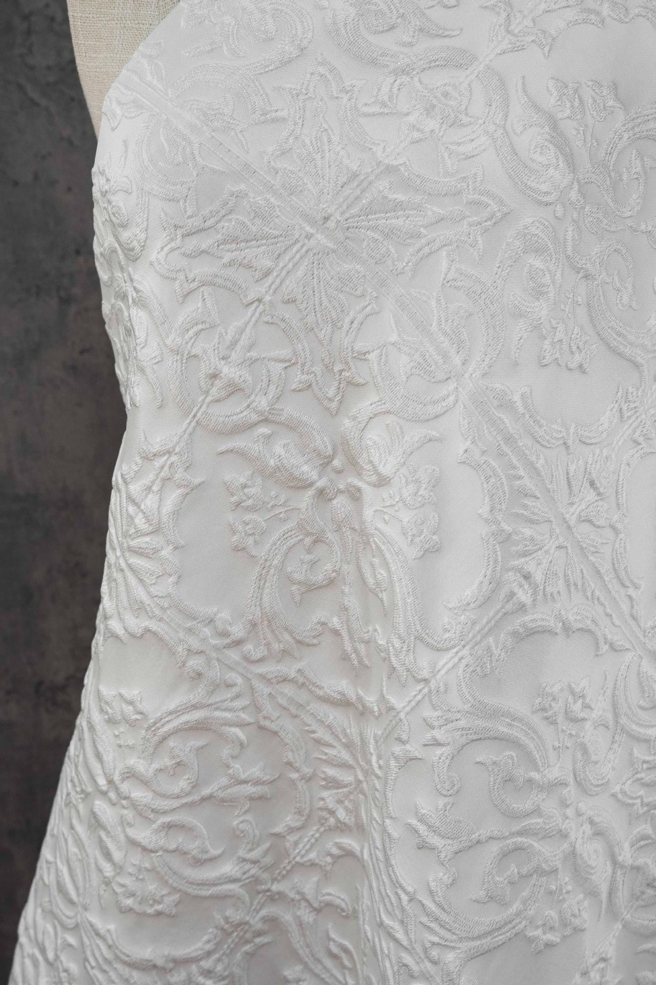 Tissu jacquard blanc pur à motif floral baroque européen en relief, largeur 55 pouces