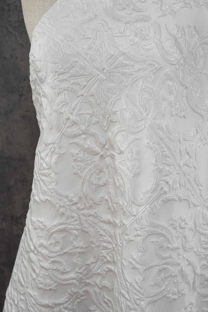 Tissu jacquard blanc pur à motif floral baroque européen en relief, largeur 55 pouces