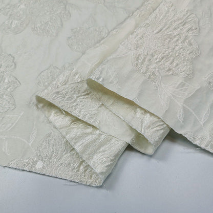 Tissu jacquard blanc à motifs floraux : matière texturée 3D pour robe de mariée, 152 cm de large