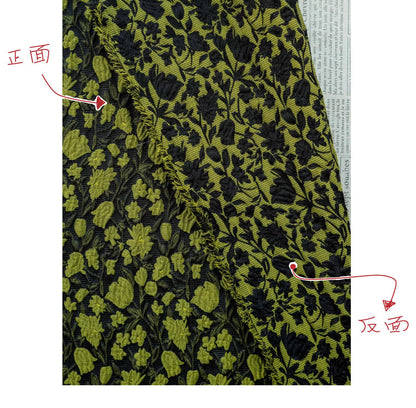 Tissu noir vintage gaufré à petits motifs floraux verts jacquard - Matériel de patchwork et de couture - Large