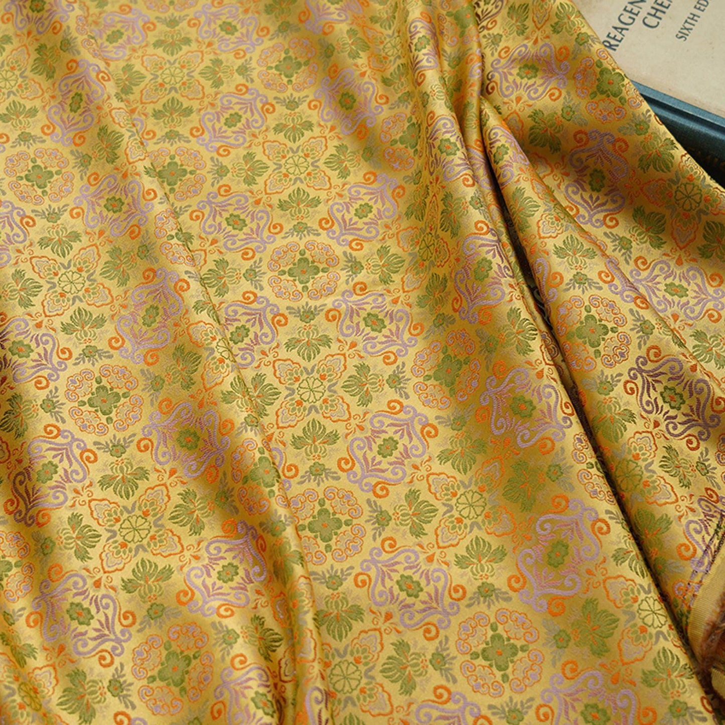 Tissu brocart de soie : style mongol-tibétain, 140 cm de large