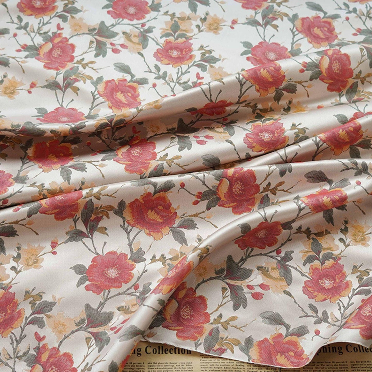 Tissu jacquard à motif floral : lurex tissé aux couleurs vives, 145 cm de large sur 1 mètre de long