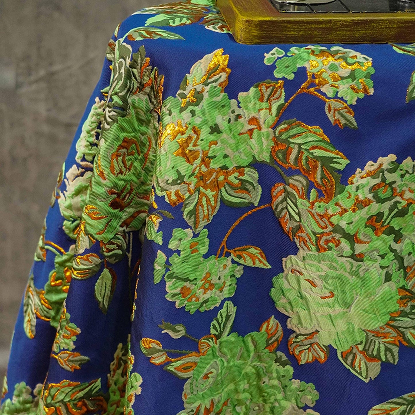 Tissu jacquard floral à fils dorés : revêtement d'ameublement design vert et bleu - 140 cm de large