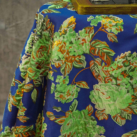 Tissu jacquard floral à fils dorés : revêtement d'ameublement design vert et bleu - 140 cm de large