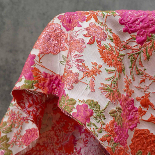 Tissu rose à motif floral en relief : mélange polyester-rayonne de 132 cm de large