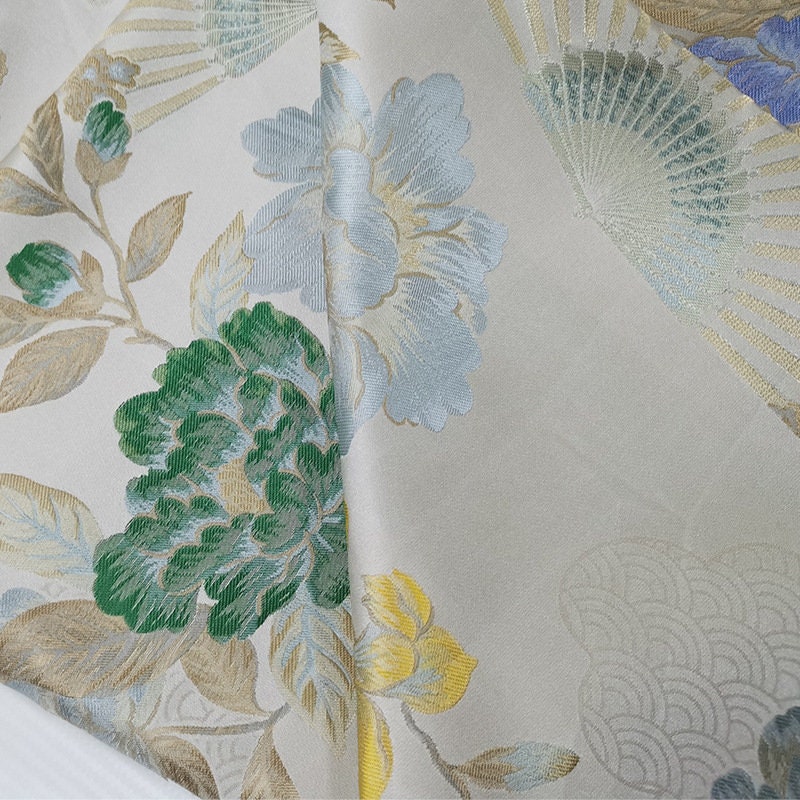 Tissu jacquard floral vintage : motif papillon et fleurs, 145 cm de large