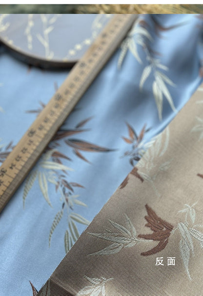 Tissu brocart de soie bleu ciel : feuilles et fleurs de bambou, accents métalliques dorés