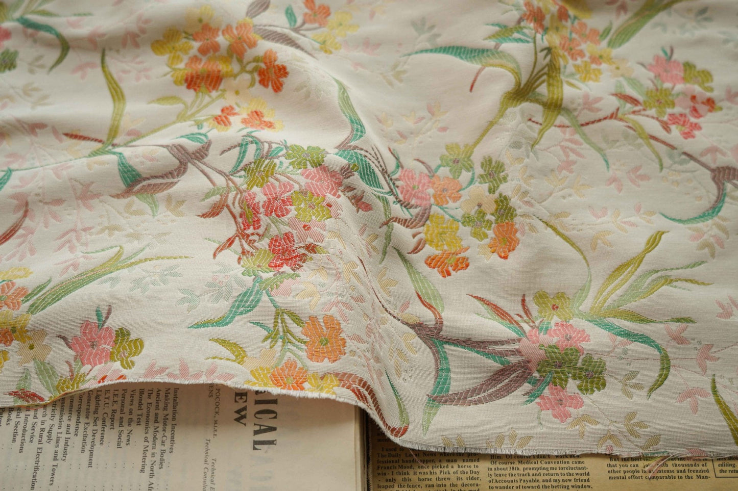 Tissu brocart de soie à motif floral : mélange polyester-rayonne de 160 cm de large