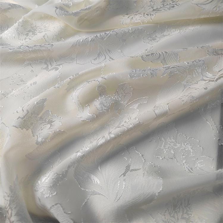 Tissu organza à fil argenté : texture jacquard 3D en relief - 145 cm de large