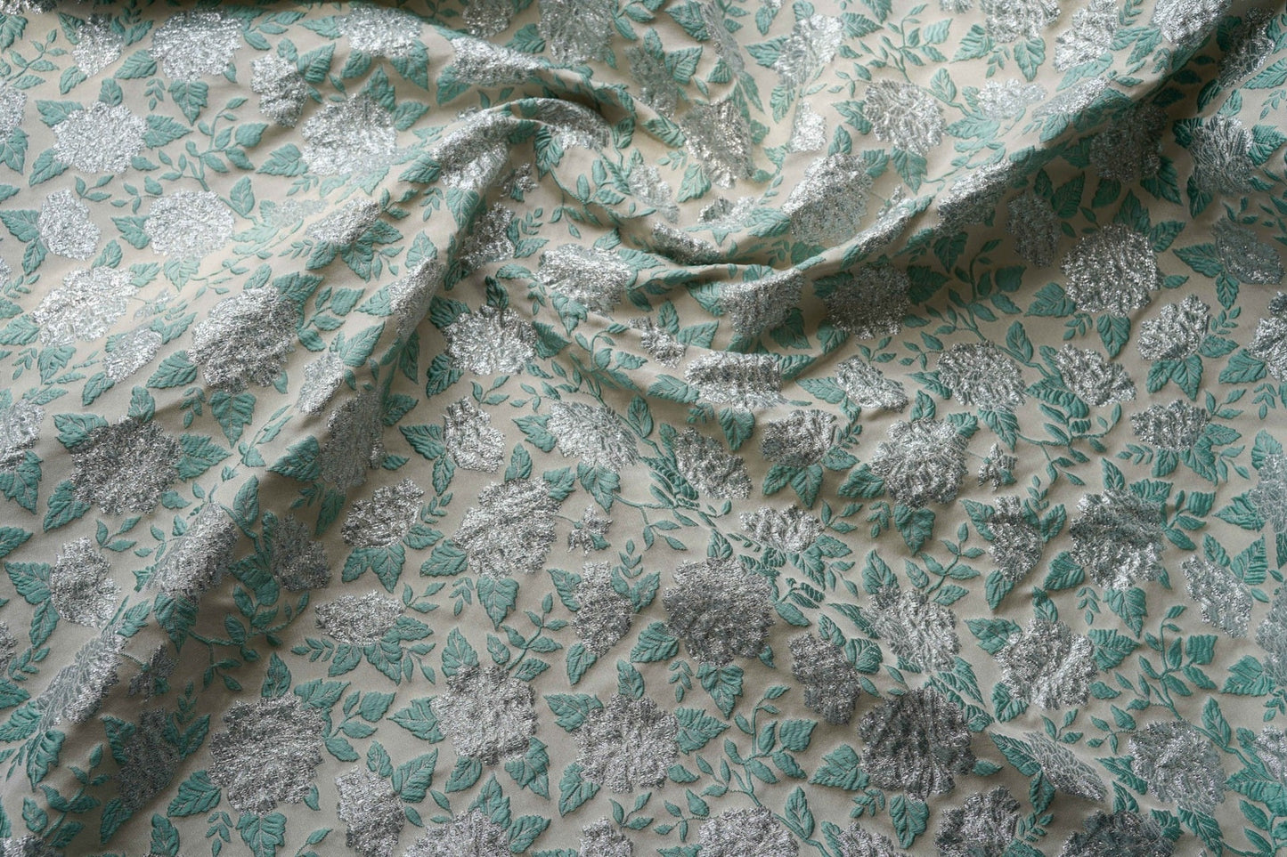 Tissu jacquard floral à fil doré : texture 3D, largeur 160 cm, ameublement et confection