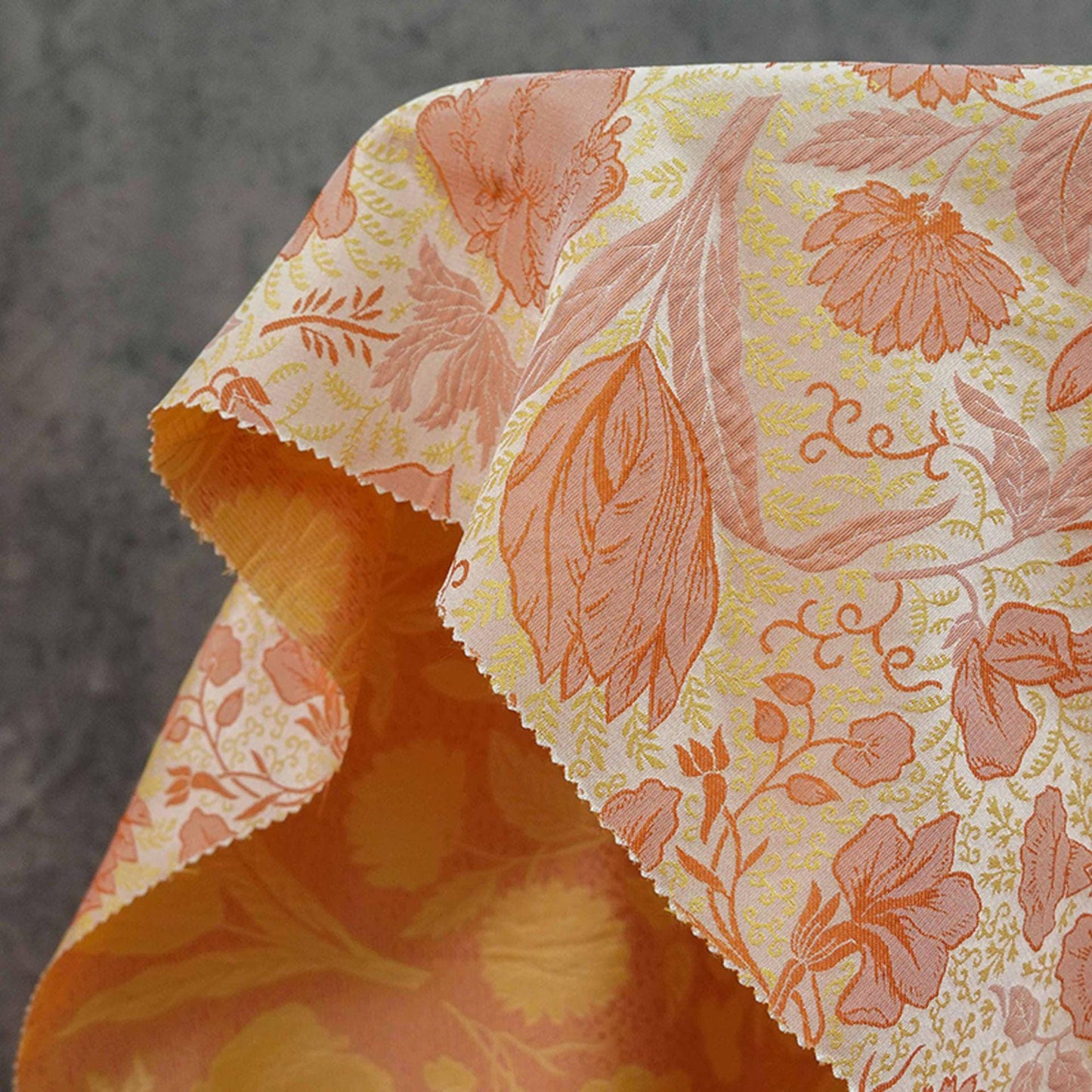 Tissu jacquard tissé rouge et jaune : revêtement d'ameublement à motif floral en relief 3D