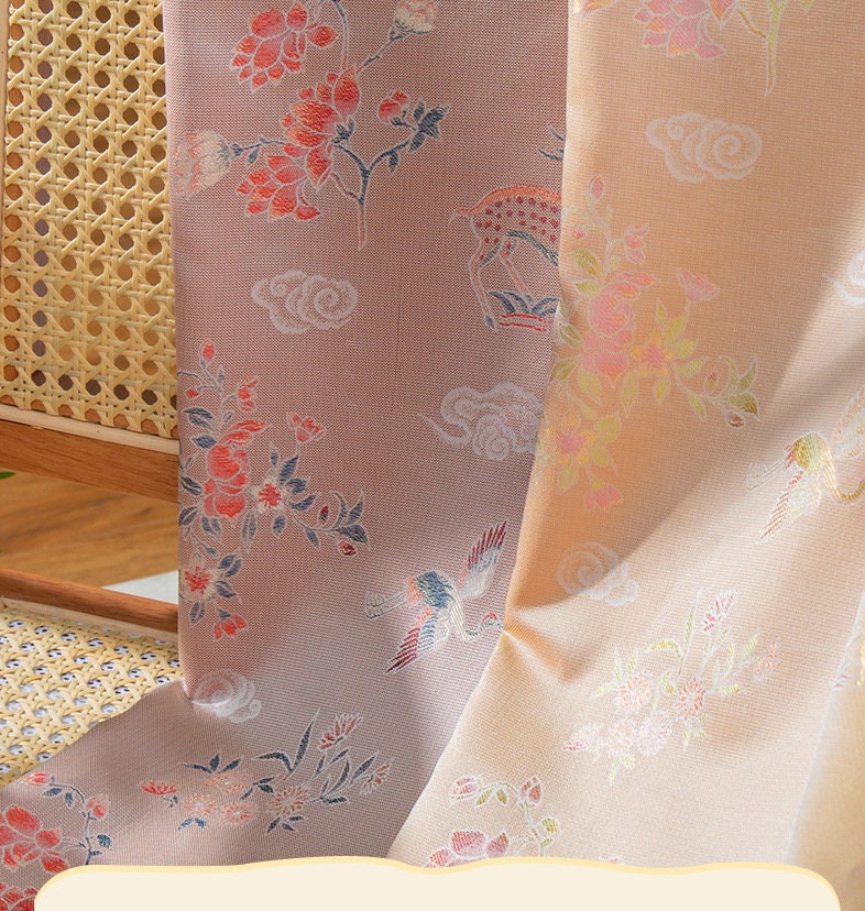 Tissu jacquard à motif cerf Sika : mélange de soie et de rayonne aux reflets colorés