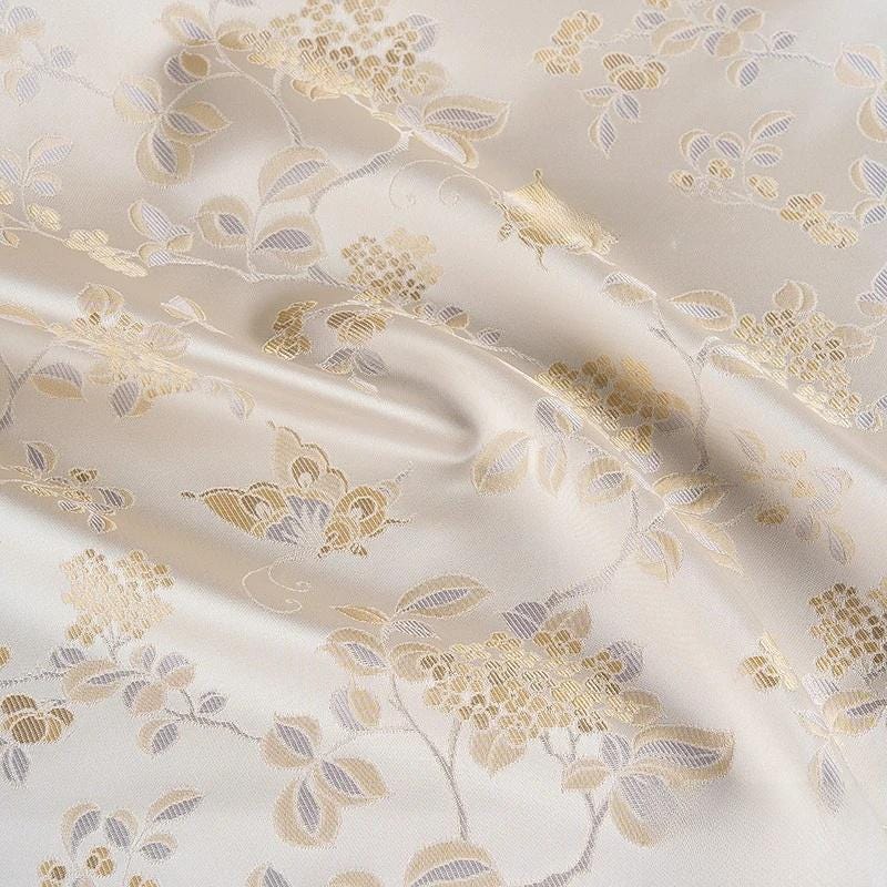 Tissu brocart jacquard à motifs papillons : damas de soie et rayonne de 150 cm de large, pour la décoration de costumes.