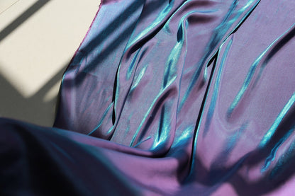Tissu soyeux brillant et glacé : effet dégradé scintillant, largeur 147 cm, vendu au mètre