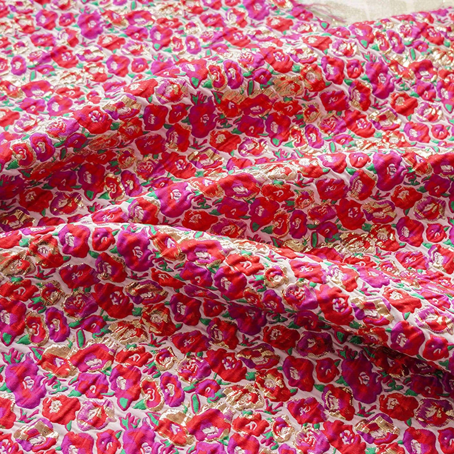 Tissu jacquard floral à fil doré : rouge et rose, 3D, pour ameublement, costumes et décoration - 137 cm de large