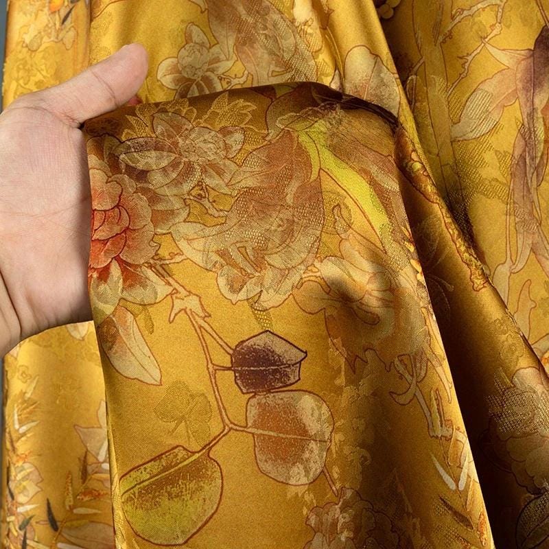 Tissu satiné de soie à motif floral thé : 150 cm de large, imprimé numérique abricot