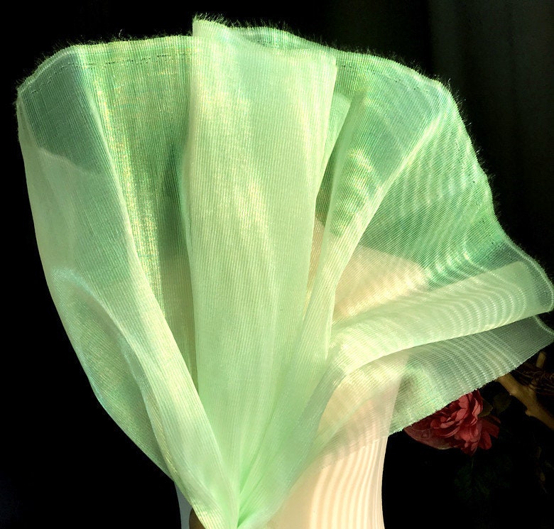Tissu organza froissé brillant : 150 cm de large, matière rigide de créateur