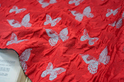 Tissu jacquard rouge à motifs papillons : 117 cm de large, tissu d'ameublement et de costumes