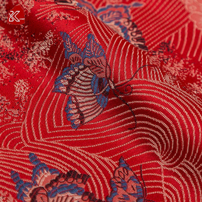 Brocart de soie rouge de Chine : Jacquard à motifs floraux et papillons