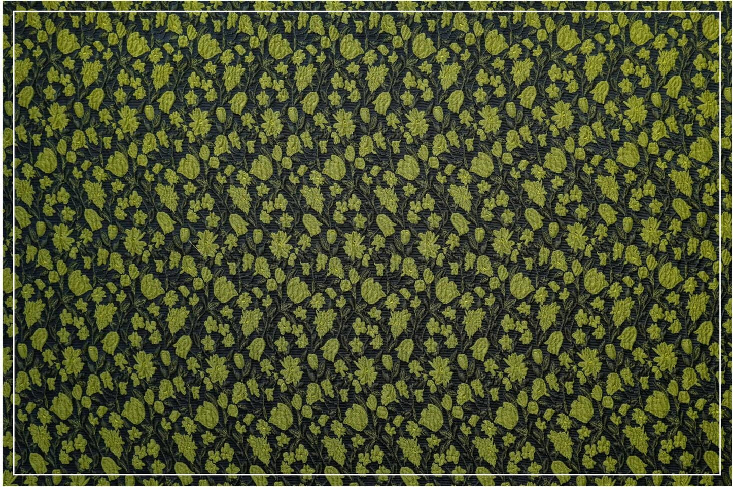 Tissu noir vintage gaufré à petits motifs floraux verts jacquard - Matériel de patchwork et de couture - Large